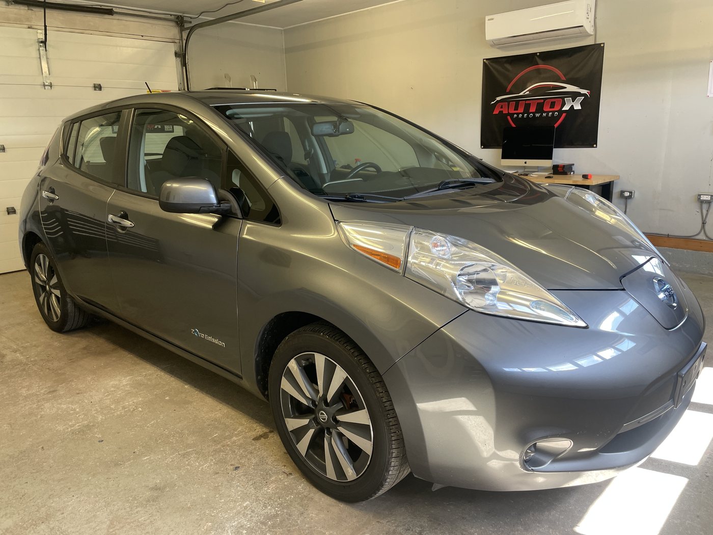 2016 Nissan Leaf SV, front three-quarter view